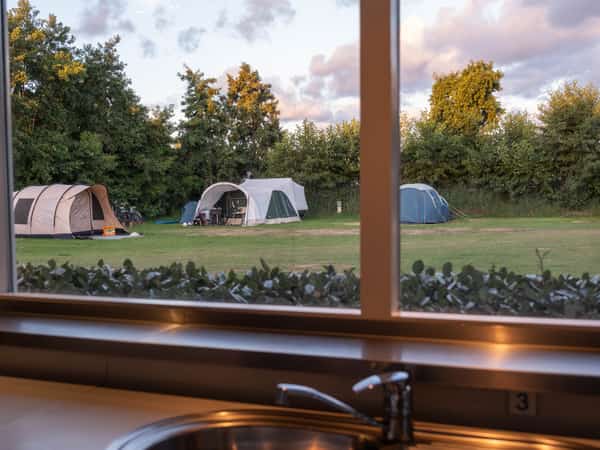 Afwasplek met uitzicht op de tenten op Camping Cupido