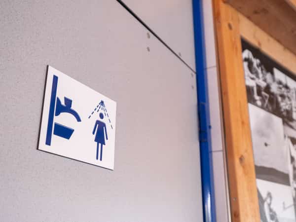 Bord van de babyruimte in het toiletgebouw van Camping Cupido