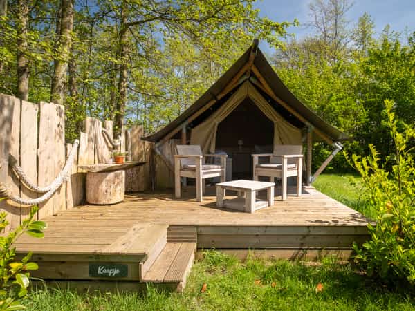 2-persoons safaritent met houten terras op Camping Cupido