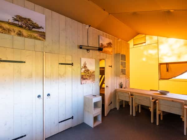 Houten zitcabines met tafels, banken en landschapsfoto's aan de wand