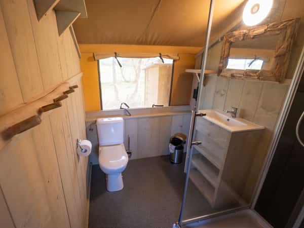 Badkamer met toilet in een safaritent op Camping Cupido