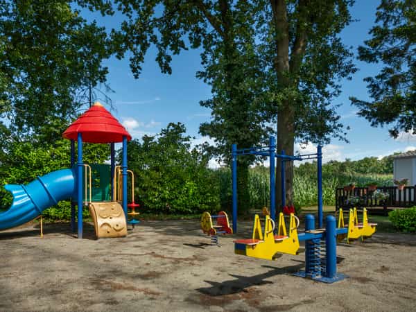 Aire de jeux avec toboggan et balançoires