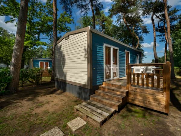 Kleines Ferienhaus mit Holzterrasse im Wald