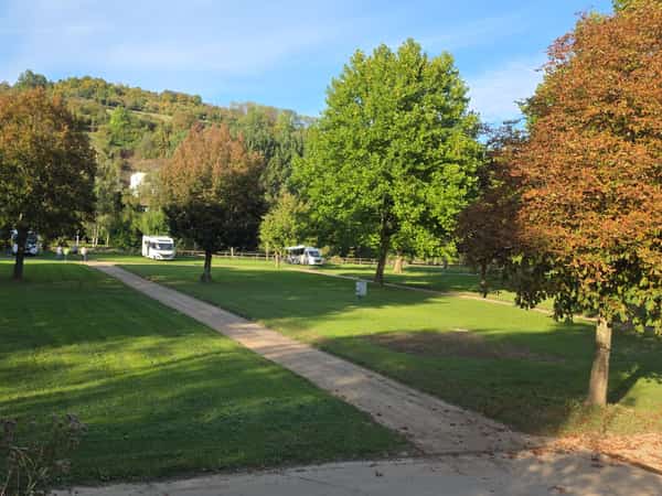 gruener-campingplatz-baeume-wohnmobile-6a33bc9758382.jpg