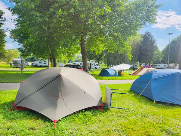 zelte-auf-gruener-campingwiese-6a33bc09a27a0.jpg