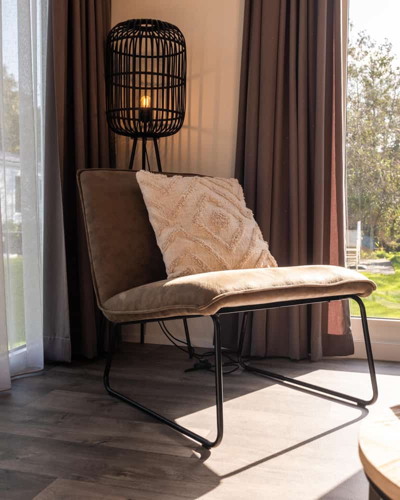 Zithoek met fauteuil in Chalet Deluxe Duinroosje op Camping Cupido