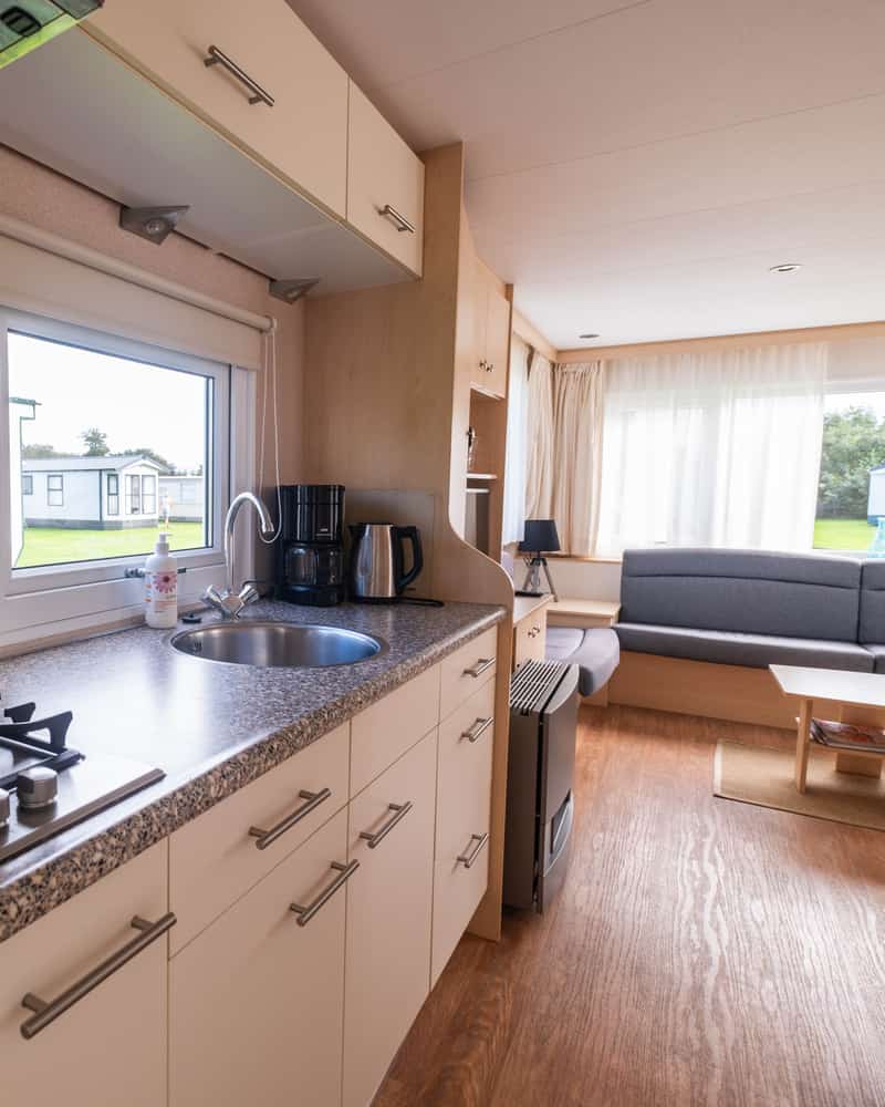 Keuken en woonkamer van stacaravan Lisa op Camping Cupido