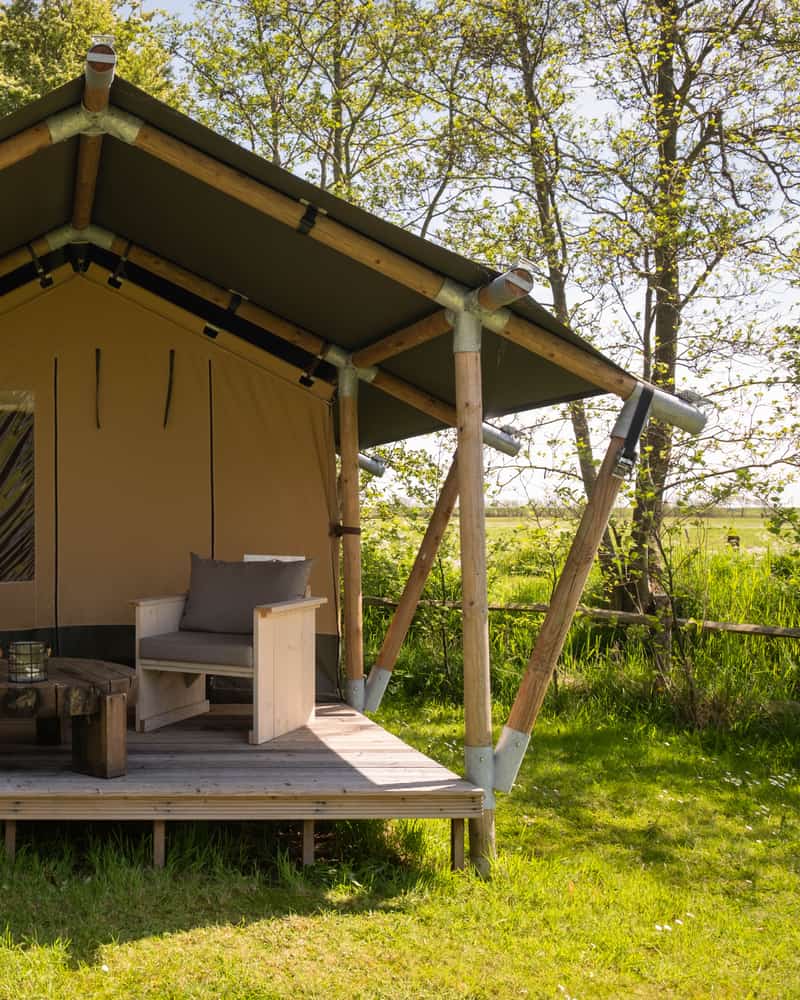 Safaritent met veranda op het veld van Camping Cupido