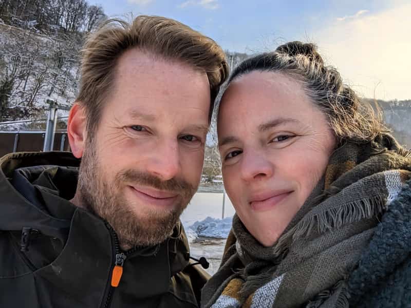 Twee mensen maken een selfie in een besneeuwd landschap