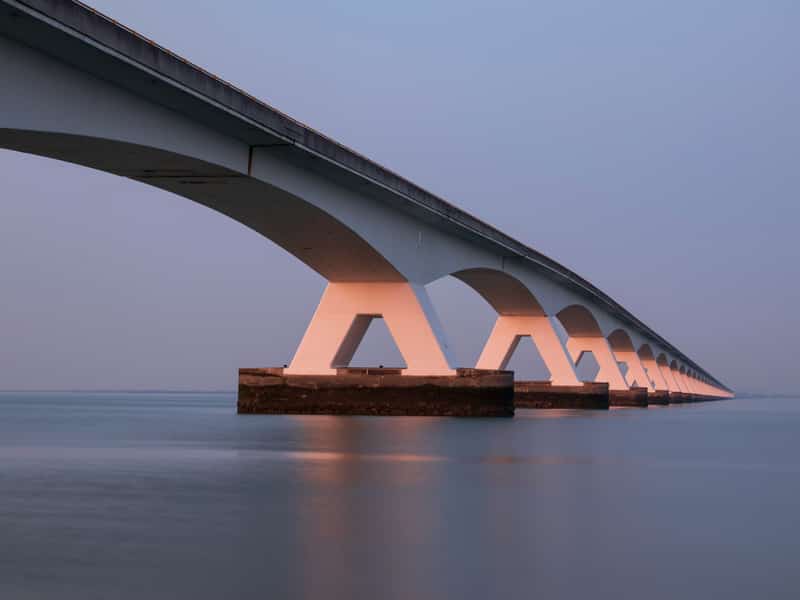 Lange Brücke über ruhigem Wasser