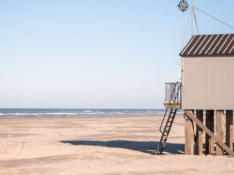 Strandhuisje op palen aan de vloedlijn op Terschelling