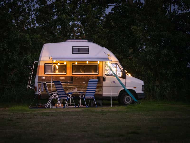 Kampeerbusje op een kampeerplaats in de avond op Camping Cupido