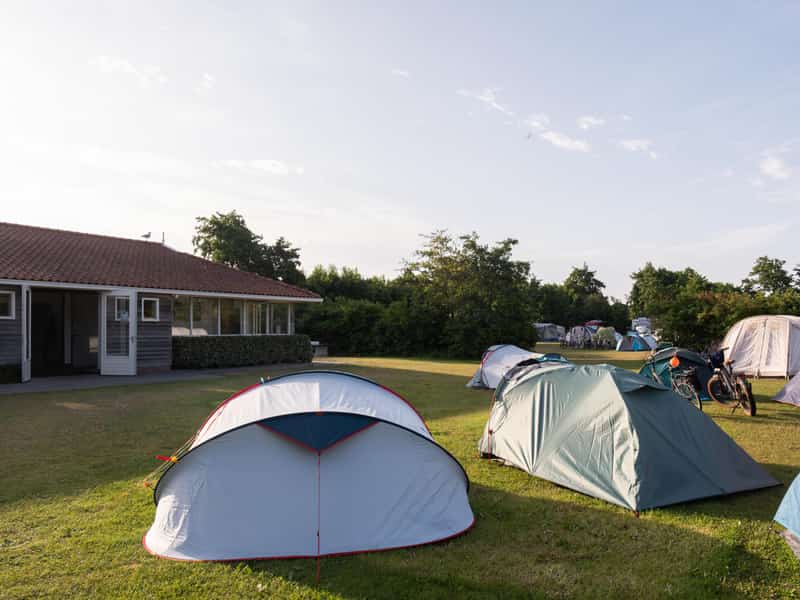 Koepeltenten op het kampeerveld van Camping Cupido tijdens Oerol