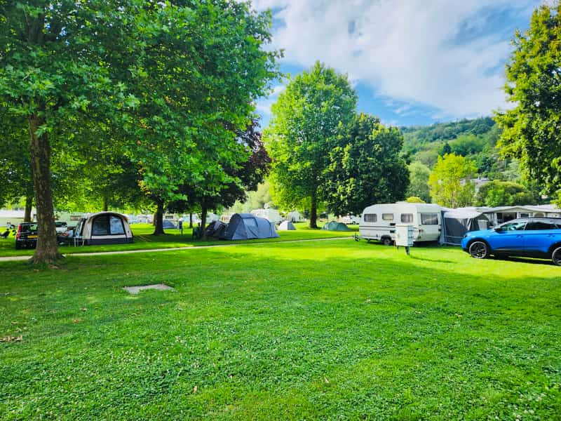gruene-campingwiese-wohnwagen-zelte-6a33bc9dd921d.jpg